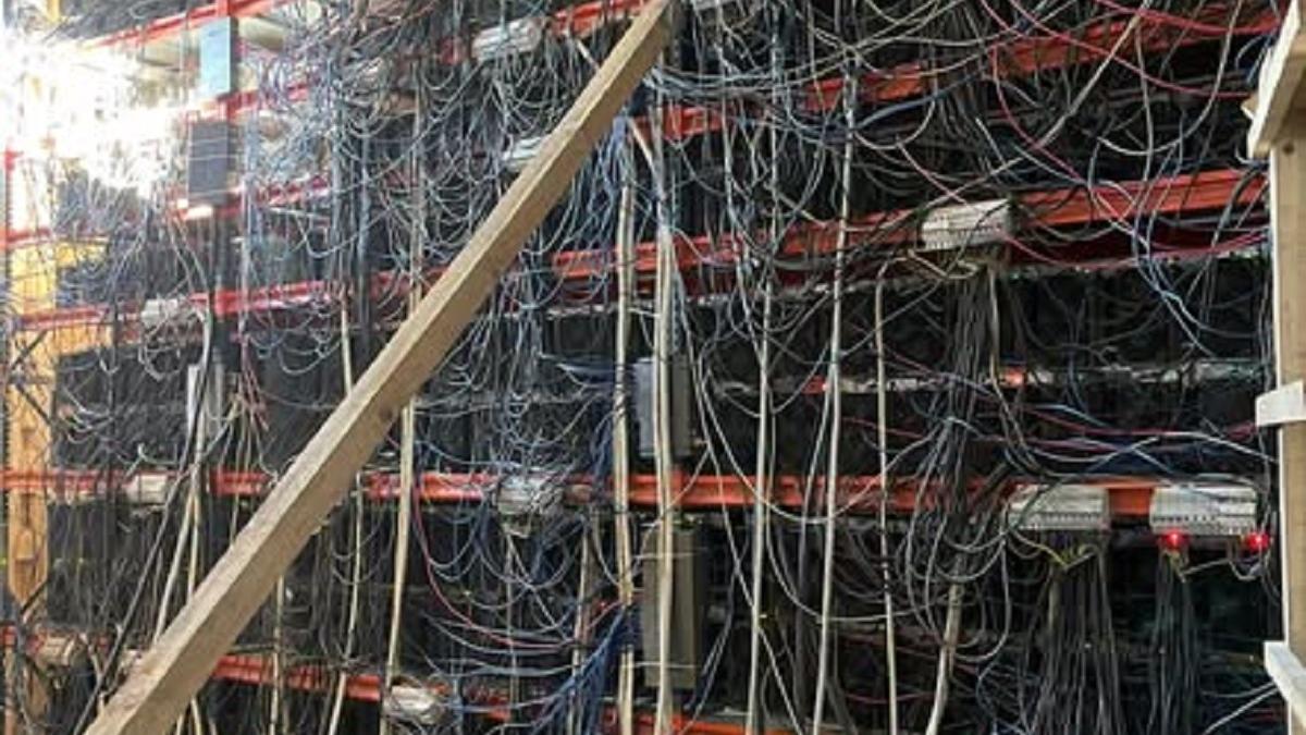 Descoperirea unei ferme clandestine de criptomonede în Satu Mare: Implicații și perspective
