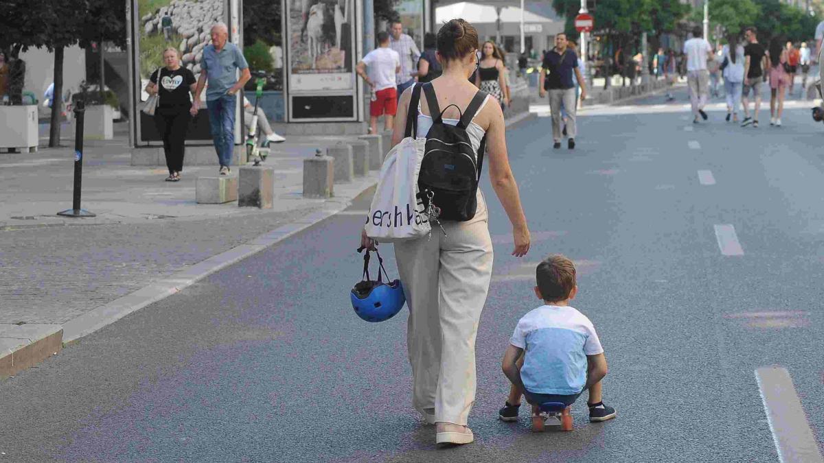 Extinderea concediului pentru părinții singuri: Implicații sociale, economice și politice
