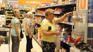 Românii au muncit pe bani mai mulți în 2025, dar viața i-a costat dublu: O analiză a paradoxului economic
