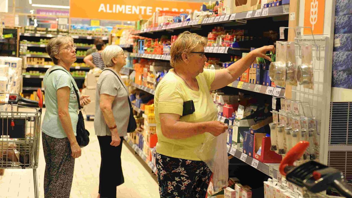 Românii au muncit pe bani mai mulți în 2025, dar viața i-a costat dublu: O analiză a paradoxului economic