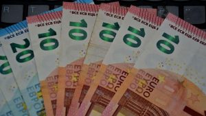 Ascensiunea Euro și Declinul Dolarului: O Analiză Detaliată a Dinamicii Monetare Globale