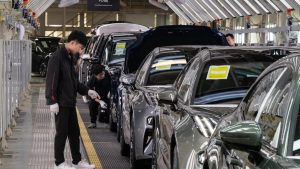 Transformări radicale în industria auto: 100.000 de angajați Volkswagen afectați de concedieri masive și închiderea uzinelor