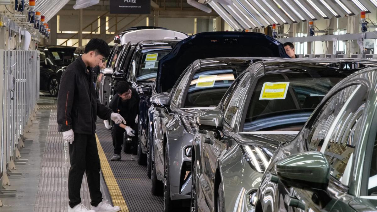 Transformări radicale în industria auto: 100.000 de angajați Volkswagen afectați de concedieri masive și închiderea uzinelor