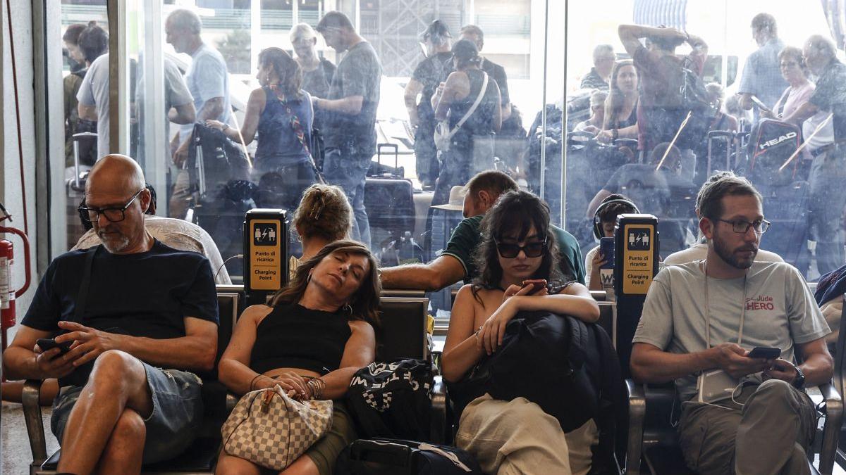 Cozi interminabile la aeroporturile europene: O analiză a provocărilor călătorilor români
