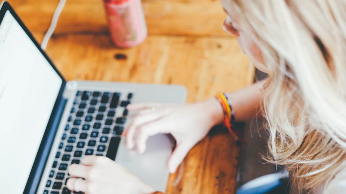 Importanța Admirației pe Rețelele de Socializare: O Analiză a Nevoilor Umane în Era Digitală