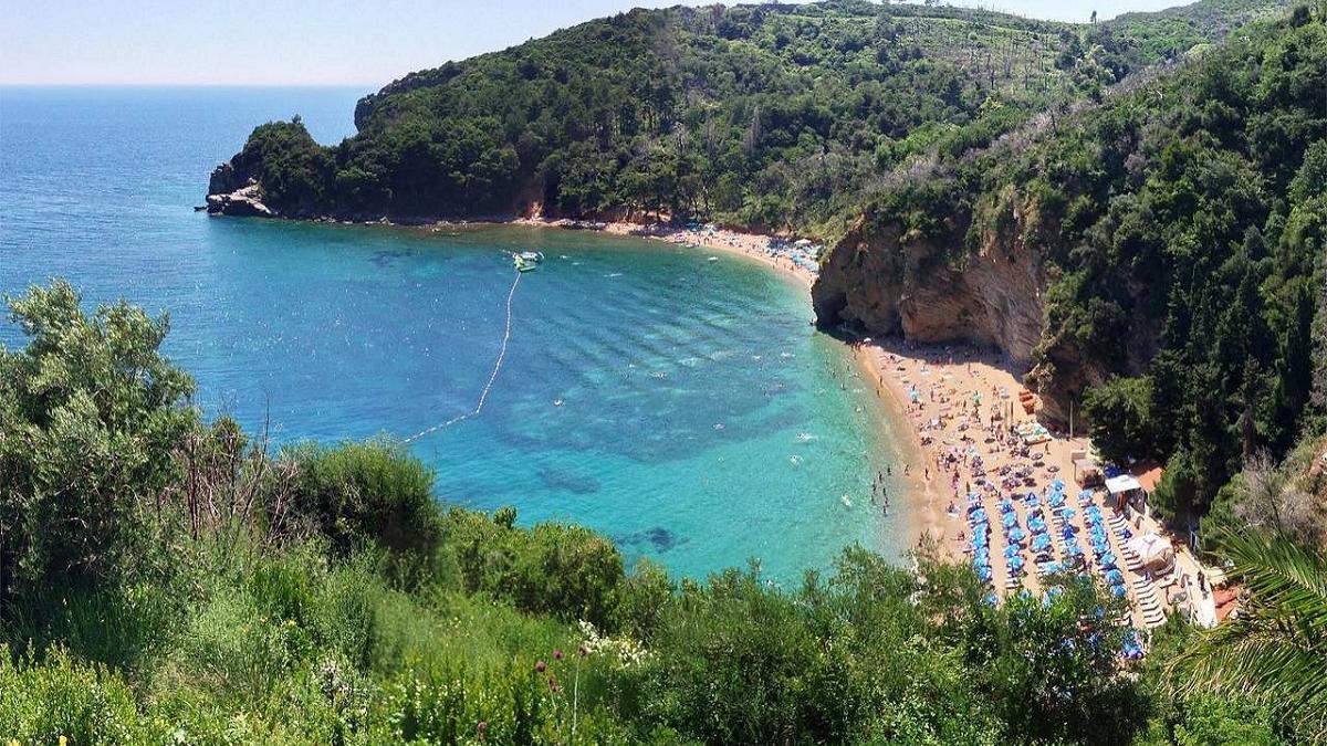 Descoperirea surprinzătoare a verii: O plajă din Balcani devine destinația preferată a europenilor