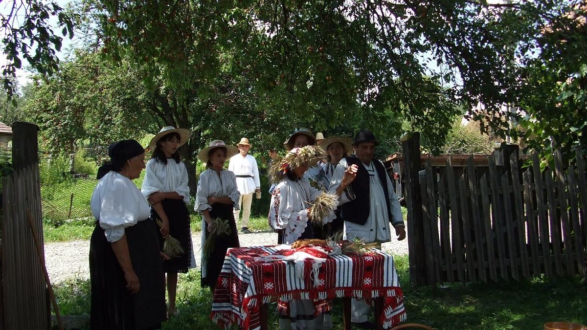 Sărbătoarea Sfinților Apostoli Petru și Pavel: Tradiții, Credințe și Implicații Culturale