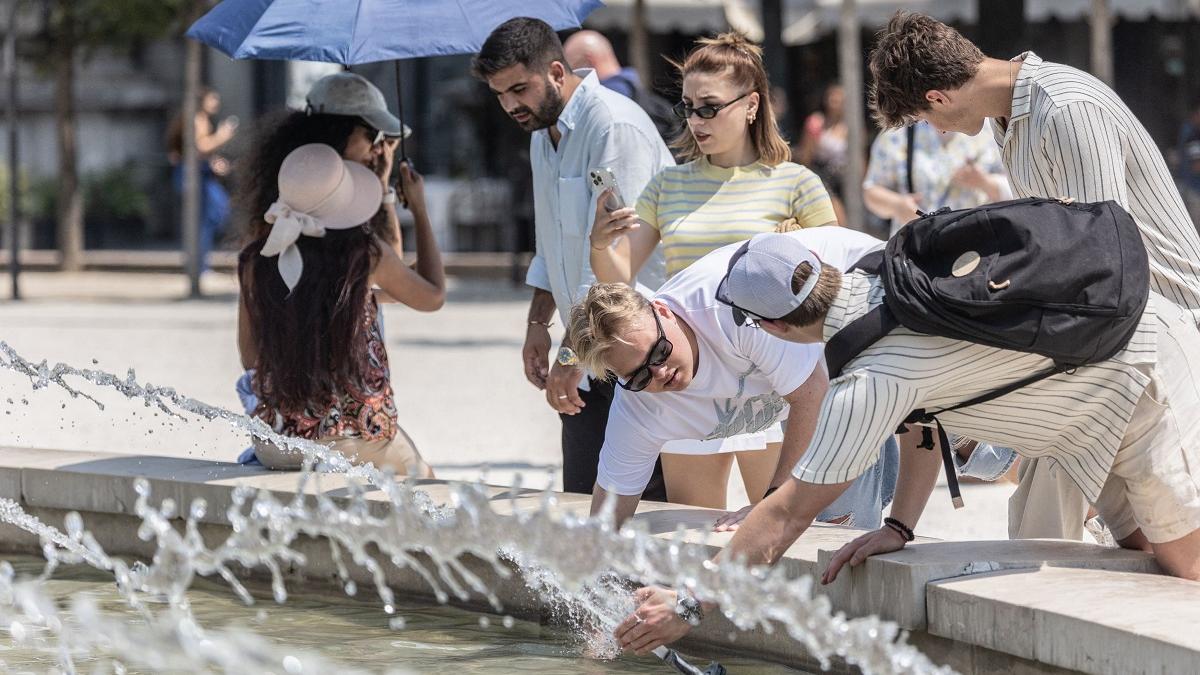 Canicula Extremă în Capitală: Impactul Codului Roșu și Provocările Meteorologice Imediate