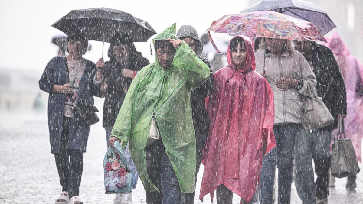 Alertă meteo: Cod PORTOCALIU pentru ploi torențiale, grindină și vânt puternic – Impactul asupra comunităților din România