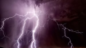 Averse, vijelii și descărcări electrice în București: Impactul vremii extreme asupra vieții cotidiene și infrastructurii