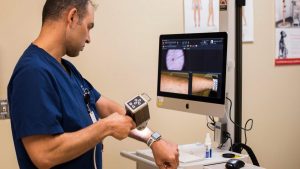 Inteligența Artificială în Medicină: O Dublă Sabie – Perspective și Avertismente