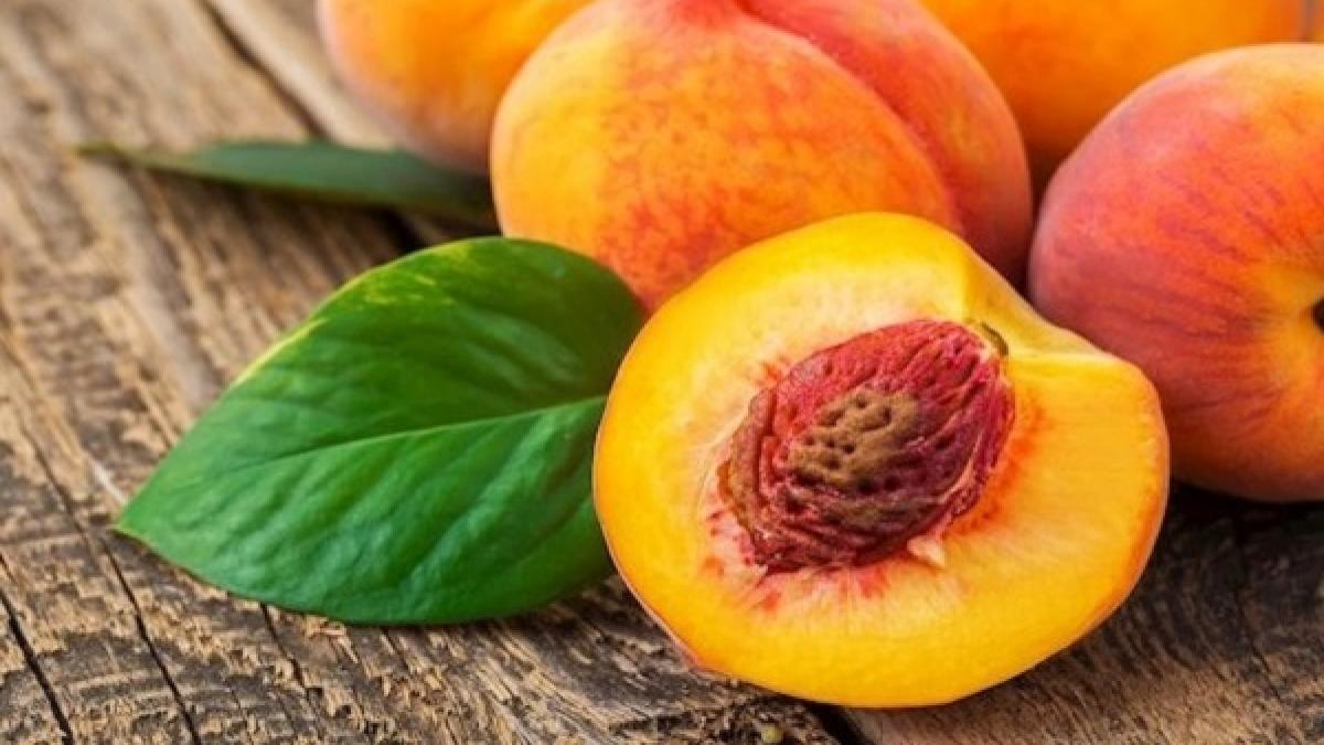Secretele coacerii rapide: Cum o banană poate transforma piersicile în delicatesă peste noapte