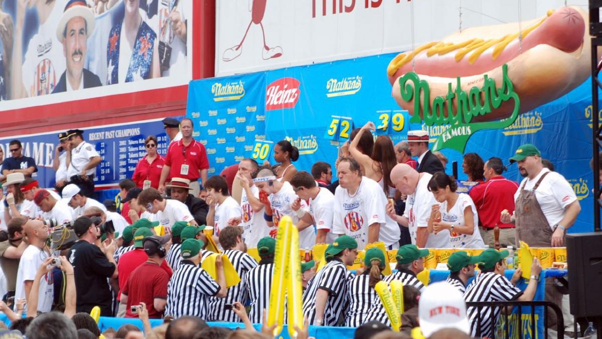 De la o glumă între imigranți la un fenomen național: Evoluția concursului de mâncat hot-dog de 4 Iulie