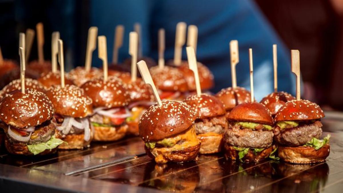 Celebrând Stilul American în București: O Analiză a Impactului Burgerilor Gigantici și Petrecerilor de Ziua Independenței SUA