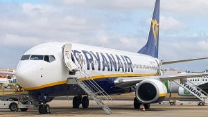 Panică pe Aeroport: Evacuarea Urgentă a unui Avion Ryanair din cauza unei Invazii de Țânțari