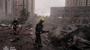 Rusia Bombardează Kievul: O Analiză a Atacului cu Rachete și Drone în Contextul Summitului NATO