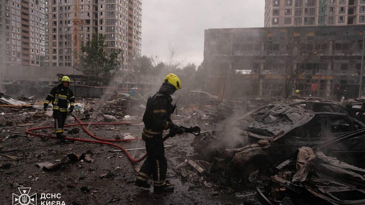 Rusia Bombardează Kievul: O Analiză a Atacului cu Rachete și Drone în Contextul Summitului NATO