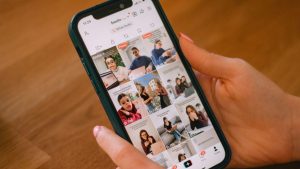 Explorarea Profundă a Algoritmului TikTok: De Ce Nu Ne Putem Opri din Scrollat