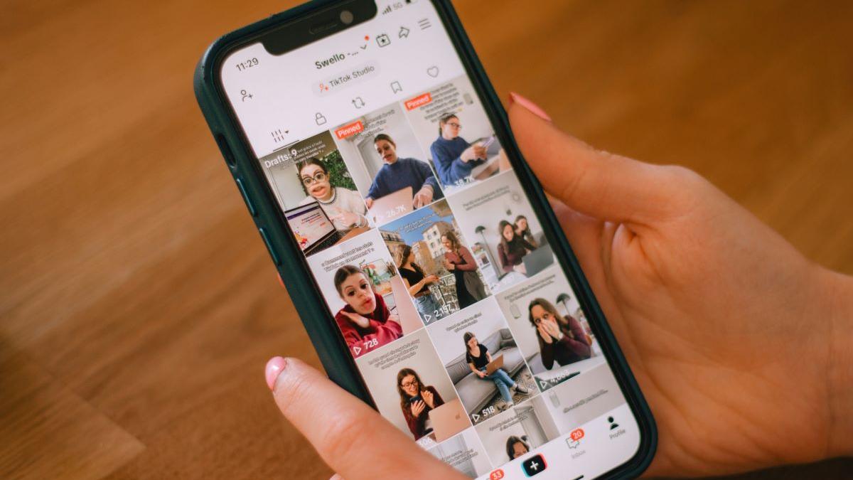 Explorarea Profundă a Algoritmului TikTok: De Ce Nu Ne Putem Opri din Scrollat