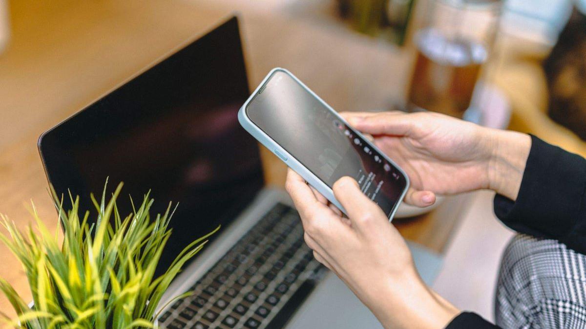Doctor Facebook: Oamenii aleg influenceri în locul medicilor