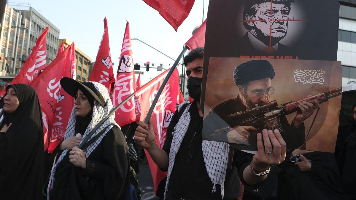Simboluri și Proteste: Impactul Imaginii lui Trump la Învelirea lui Khamenei