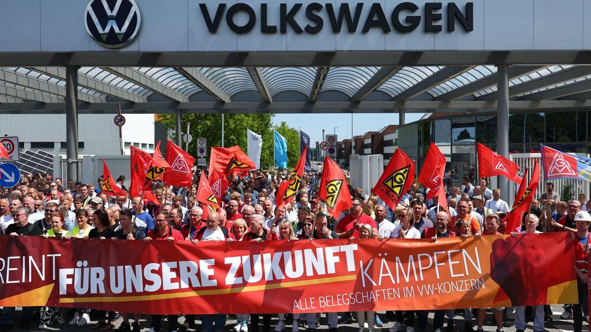 Criza de la Volkswagen: Analiza posibilelor concedieri masive și impactul asupra industriei auto