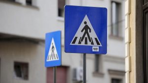 Semnele de circulație pentru pietoni: O necesitate vitală pentru siguranța publică în România