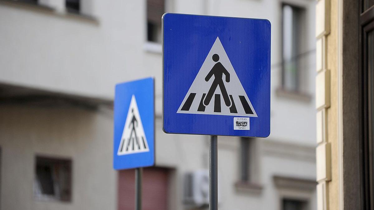 Semnele de circulație pentru pietoni: O necesitate vitală pentru siguranța publică în România