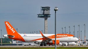 Războiul ofertelor în aviație: easyJet sub presiunea gigantului american Apollo