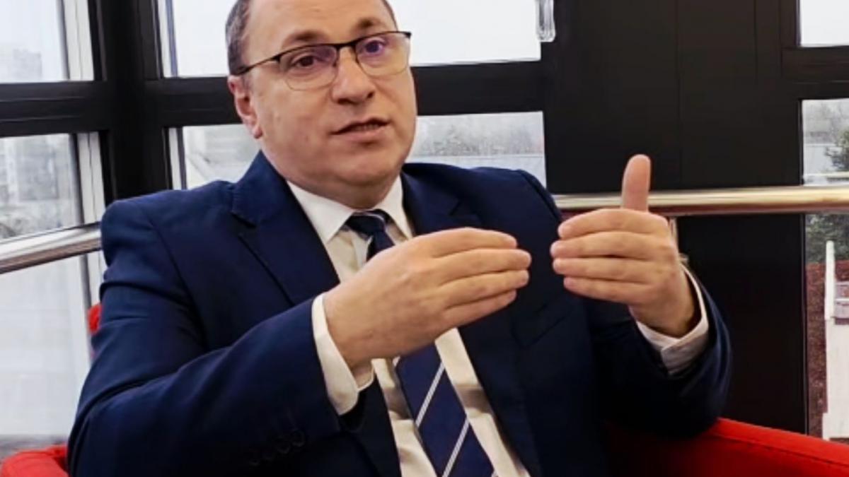 Interesul politic și Guvernul interimar: O analiză profundă a implicațiilor și reacțiilor oficiale