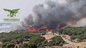 Incendii devastatoare în Sardinia: Impactul crizei climatice asupra unei destinații turistice de renume