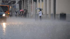 Impactul vremii extreme: Avertizările de furtuni și pregătirea comunităților din România