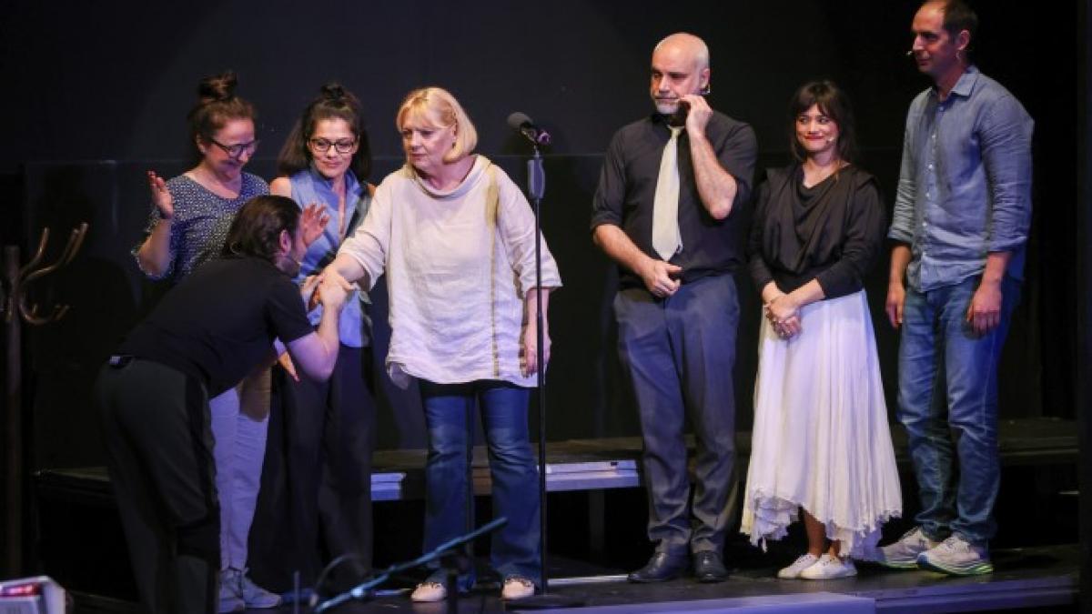 Explorând Universul Teatrului: „Mai e vreun candidat?” – O Piesă Selectată în Programul FNT#36
