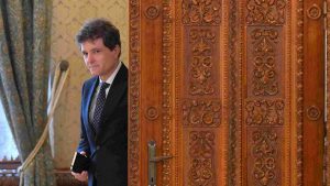 Un guvern numit dorință: Analiza impactului diverselor evenimente sociale și culturale asupra societății românești
