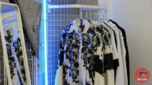 Croială Asimetrică și Coduri QR: Inovații în Moda Care Întâmpină Inteligența Artificială