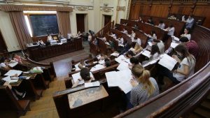 Scandalul Hărțuirii în Universități: O Cerere de Schimbare a Legii Învățământului Superior în Parlamentul României