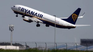 Drama din aer: Cazul bărbatului tras spre exterior printr-un geam spart și implicațiile sale asupra siguranței aviatice