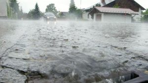 Alertă Meteo: Ploi Torențiale, Vijelii și Grindină – Impactul Asupra Comunităților Românești