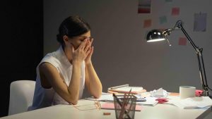 Românii și dilema echilibrului muncă-viață: O analiză a timpului petrecut la birou și recuperarea insuficientă