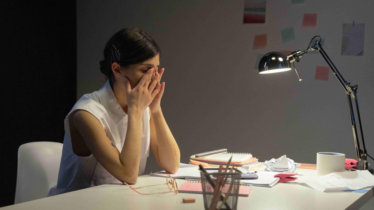 Românii și dilema echilibrului muncă-viață: O analiză a timpului petrecut la birou și recuperarea insuficientă