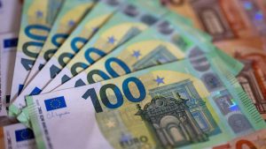 Leul în ascensiune: Analiza fluctuațiilor valutare și impactul asupra economiei românești