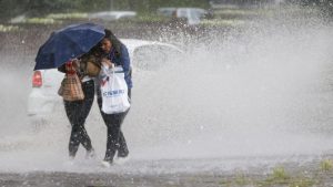 Impactul vremii asupra vieții cotidiene în București: Ploile și vijeliile din Capitală