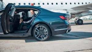 Mașina cu șofer direct din aeroport: O soluție eficientă pentru călătoriile de afaceri în Londra