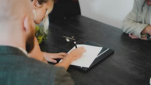 Contractul de închiriere: O analiză detaliată a implicațiilor legale și sociale