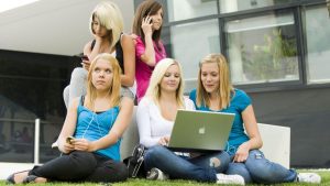 Generația Z și Provocările Maturității în Era Digitală: Între Chirii Înalte, Joburi Temporare și Relații Virtuale