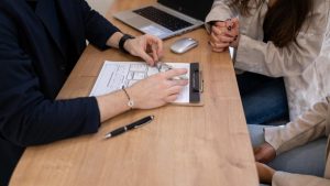 Finanțare în Era Digitală: O Privire Detaliată asupra Creditului Ipotecar, Creditului de Nevoi Personale și Cardurilor de Credit