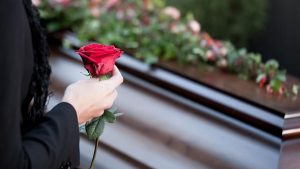 Terapia în sicriu: O privire profundă asupra fenomenului de a plăti pentru a fi îngropat în viață