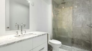 Transformarea Băilor de Hotel: De la Intimitate la Design Modern cu Pereți din Sticlă