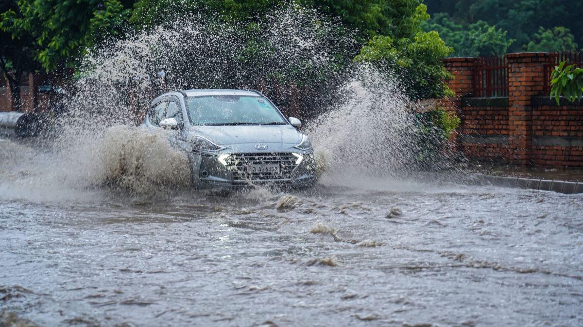 Inundații devastatoare pe Valea Prahovei: Impactul asupra stațiunii Bușteni și provocările traficului pe DN1