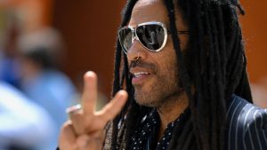 Pantaloni de piele la sală în 2026: Lenny Kravitz și viziunea sa despre moda sportivă